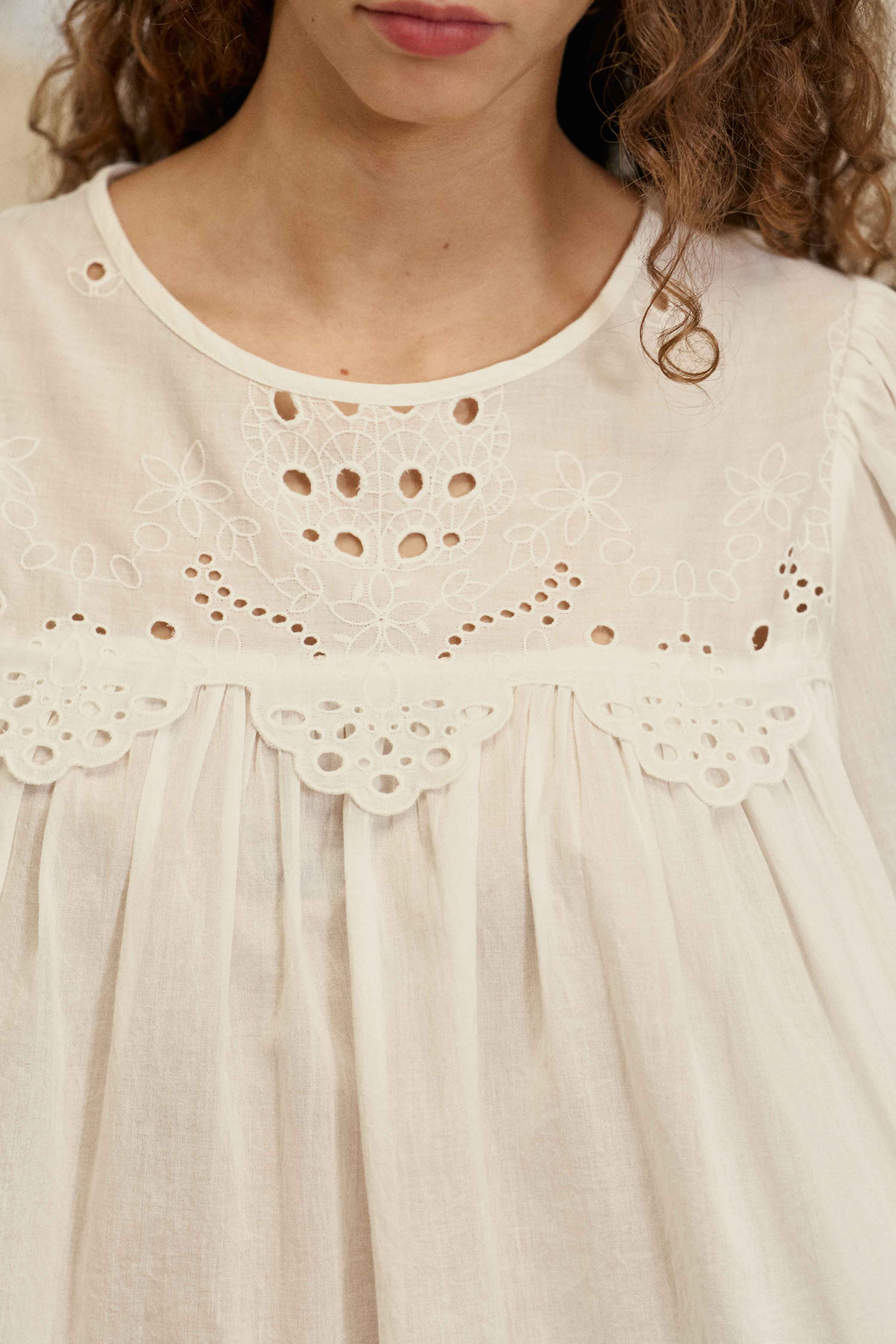 Ecru embroidered blouse – Brany