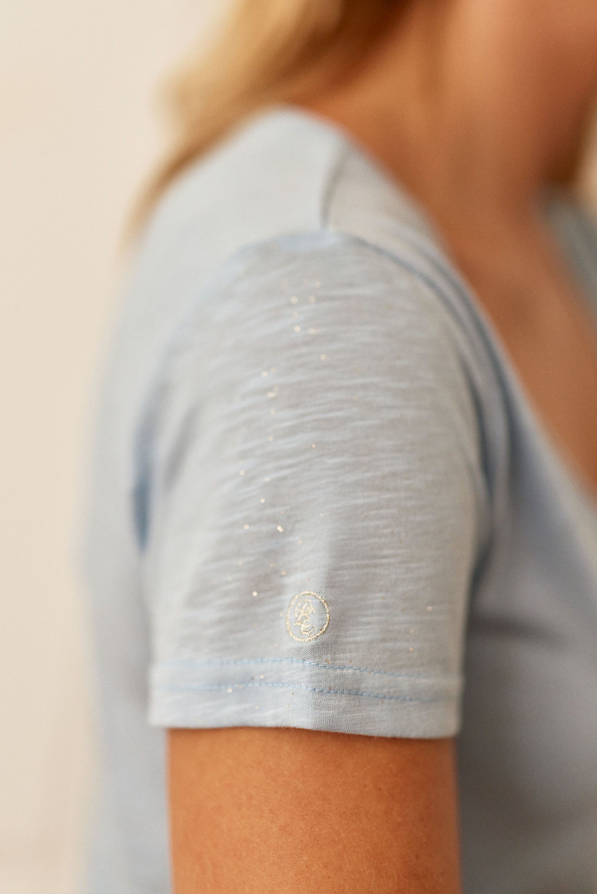Blue gray V-neck t-shirt - Elvie