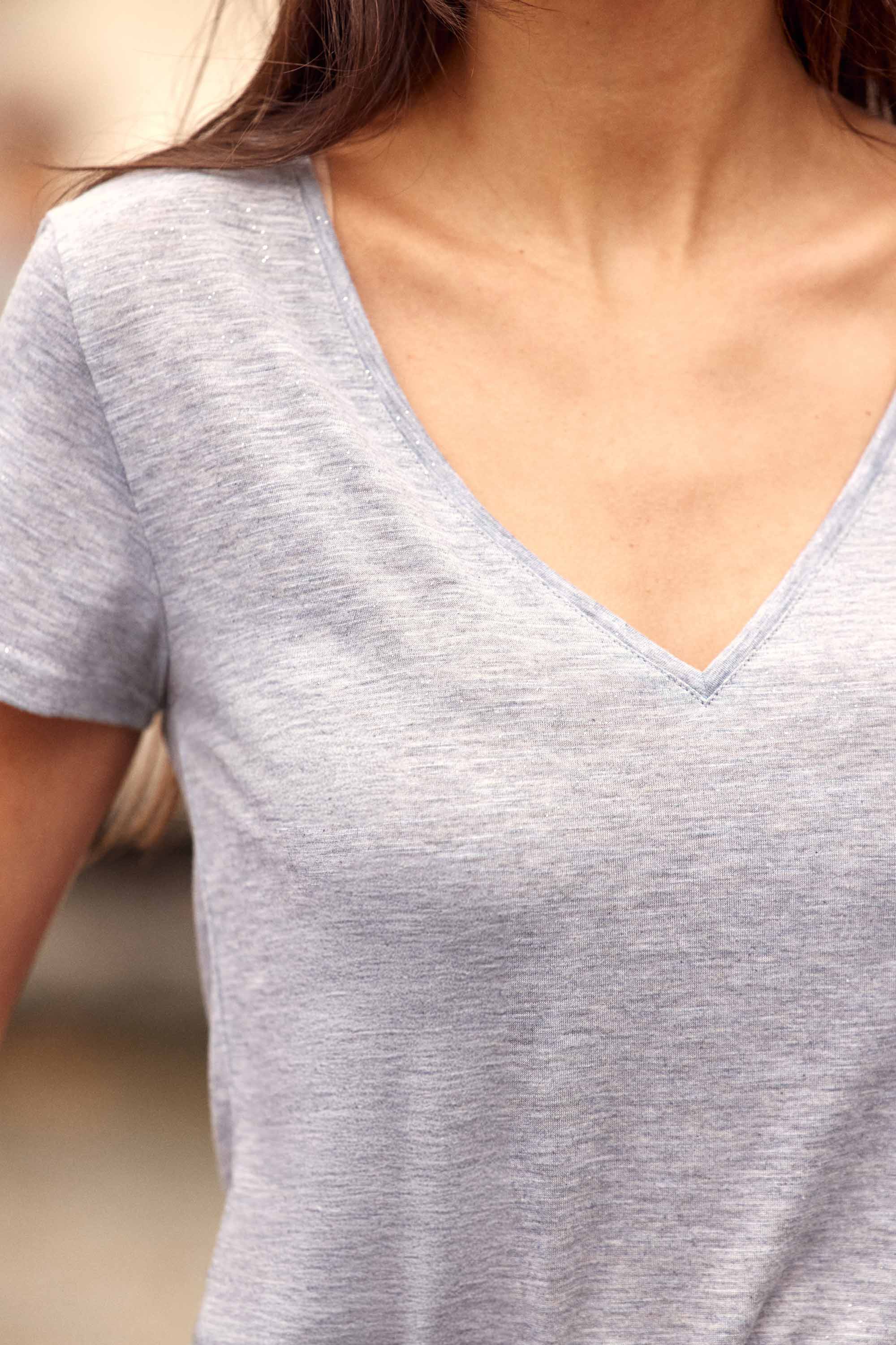 Gray V-neck T-shirt - Elvie
