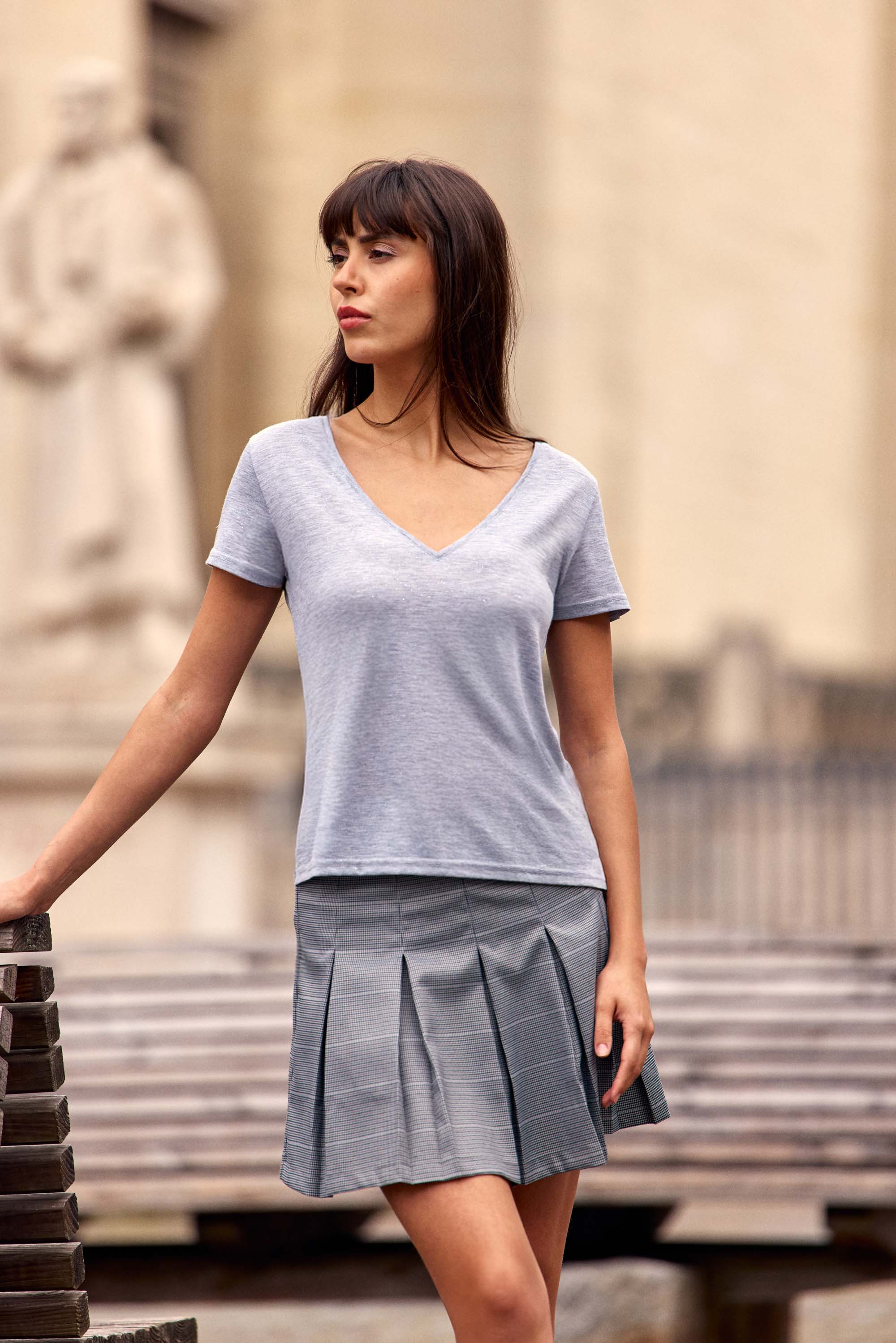 Gray V-neck T-shirt - Elvie