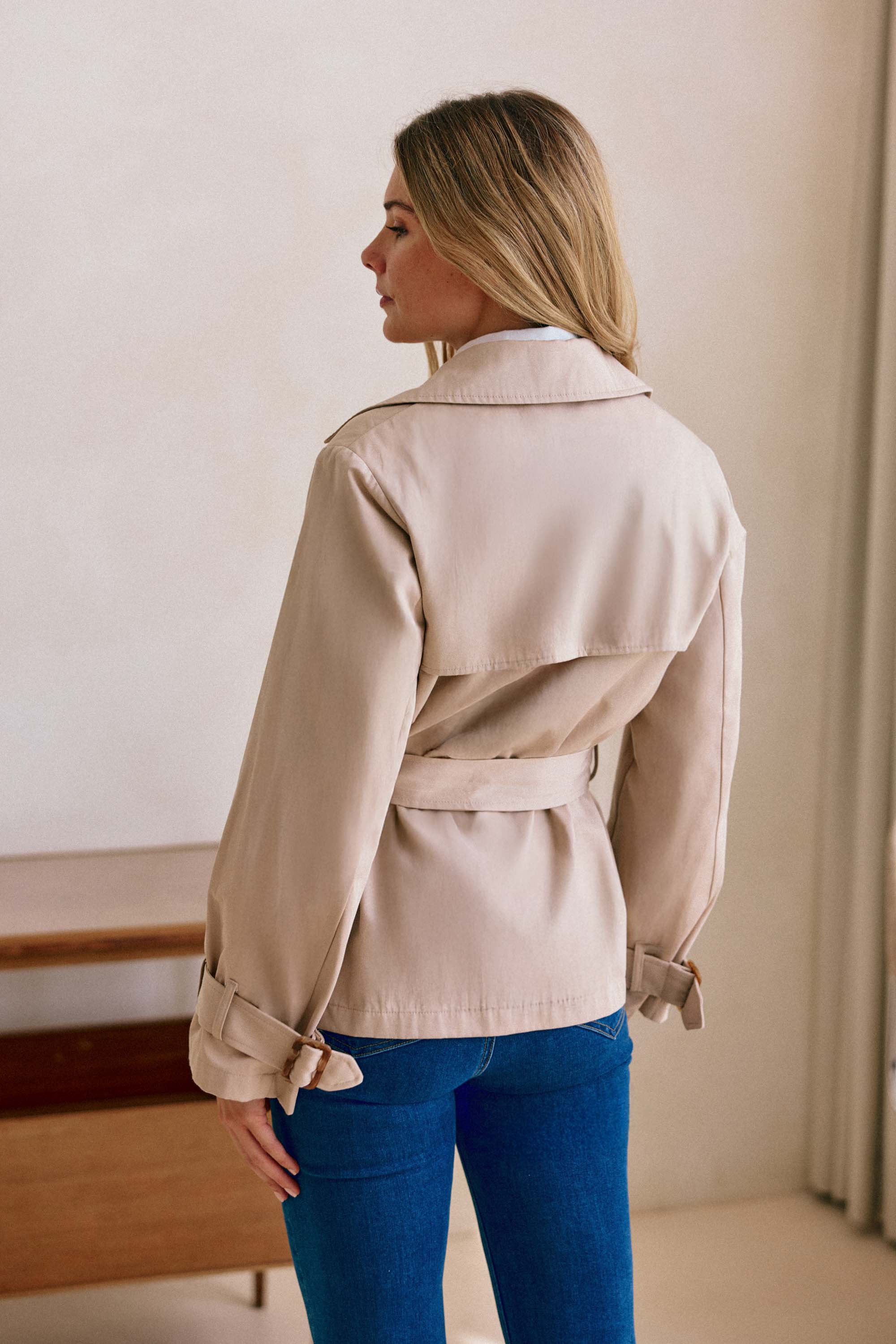 Kurzer beiger Trenchcoat - Narago