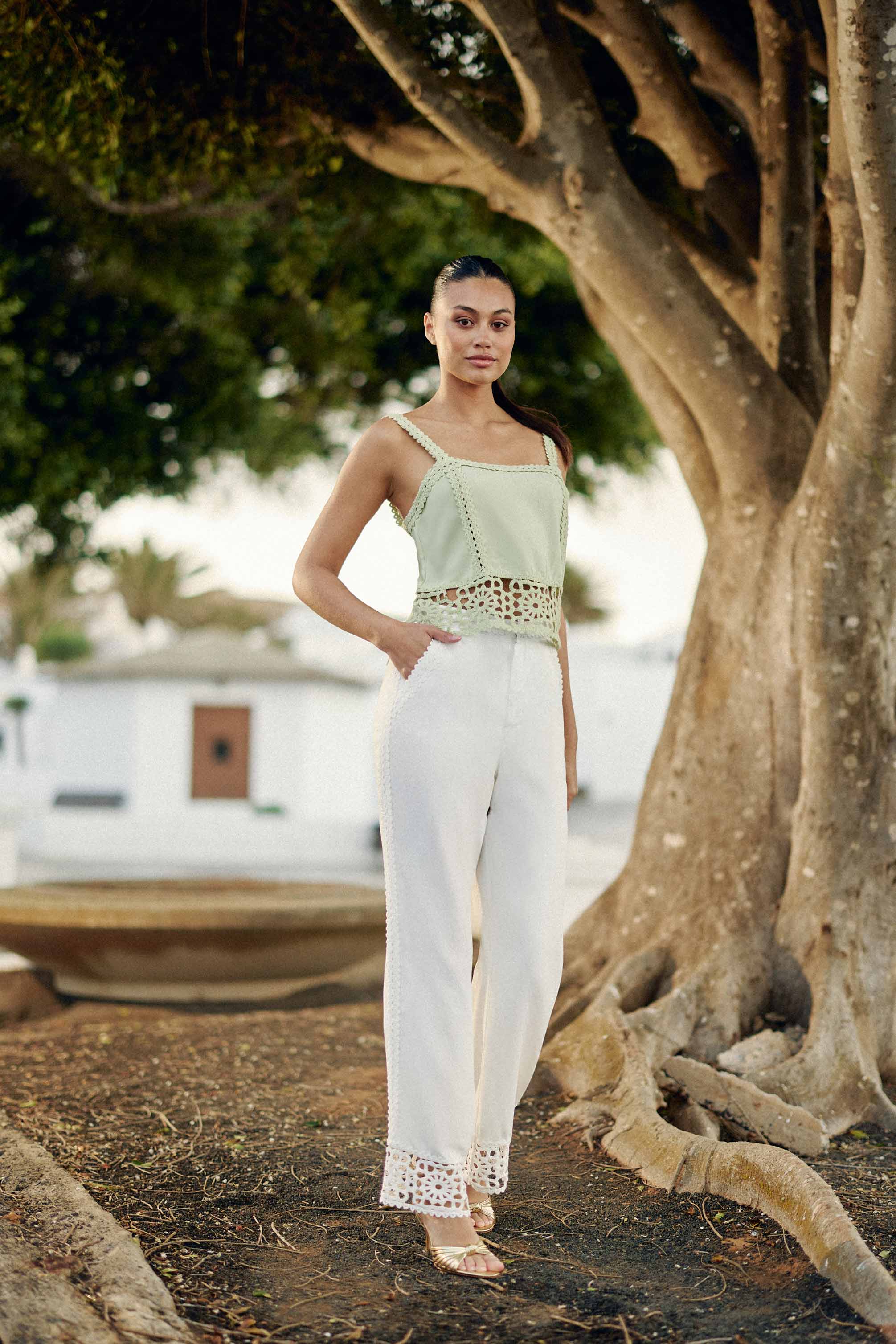 Straight pants with white crochet details - Priella