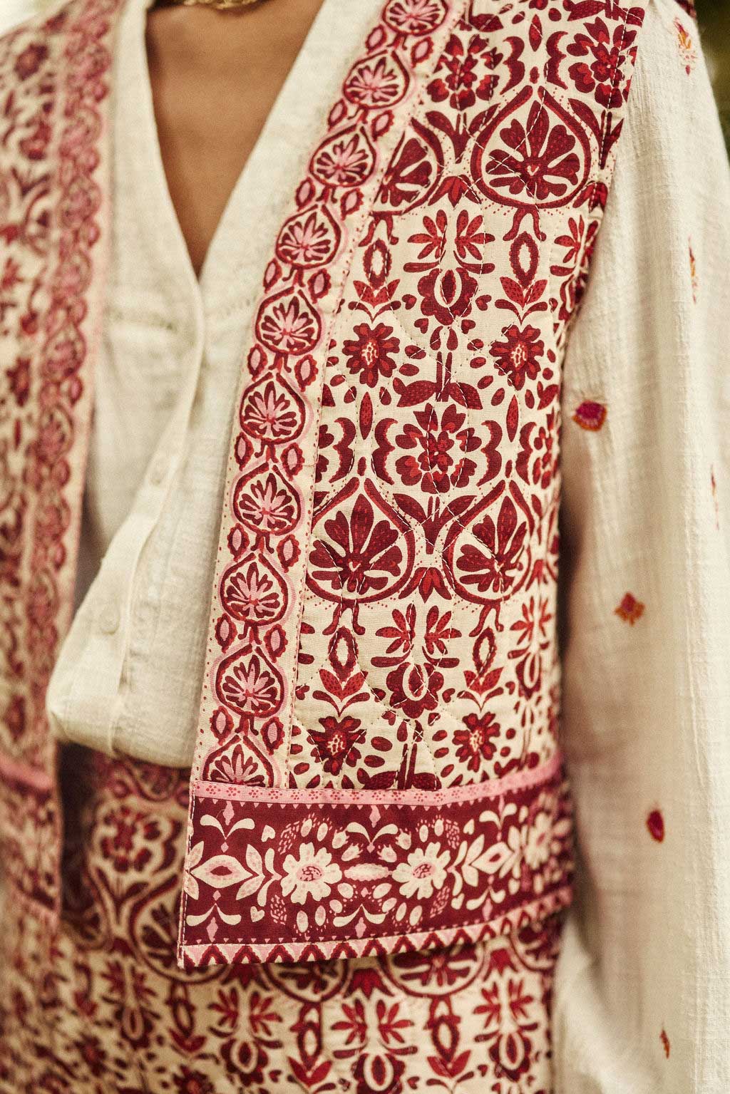 Red flower sleeveless jacket - Vilma