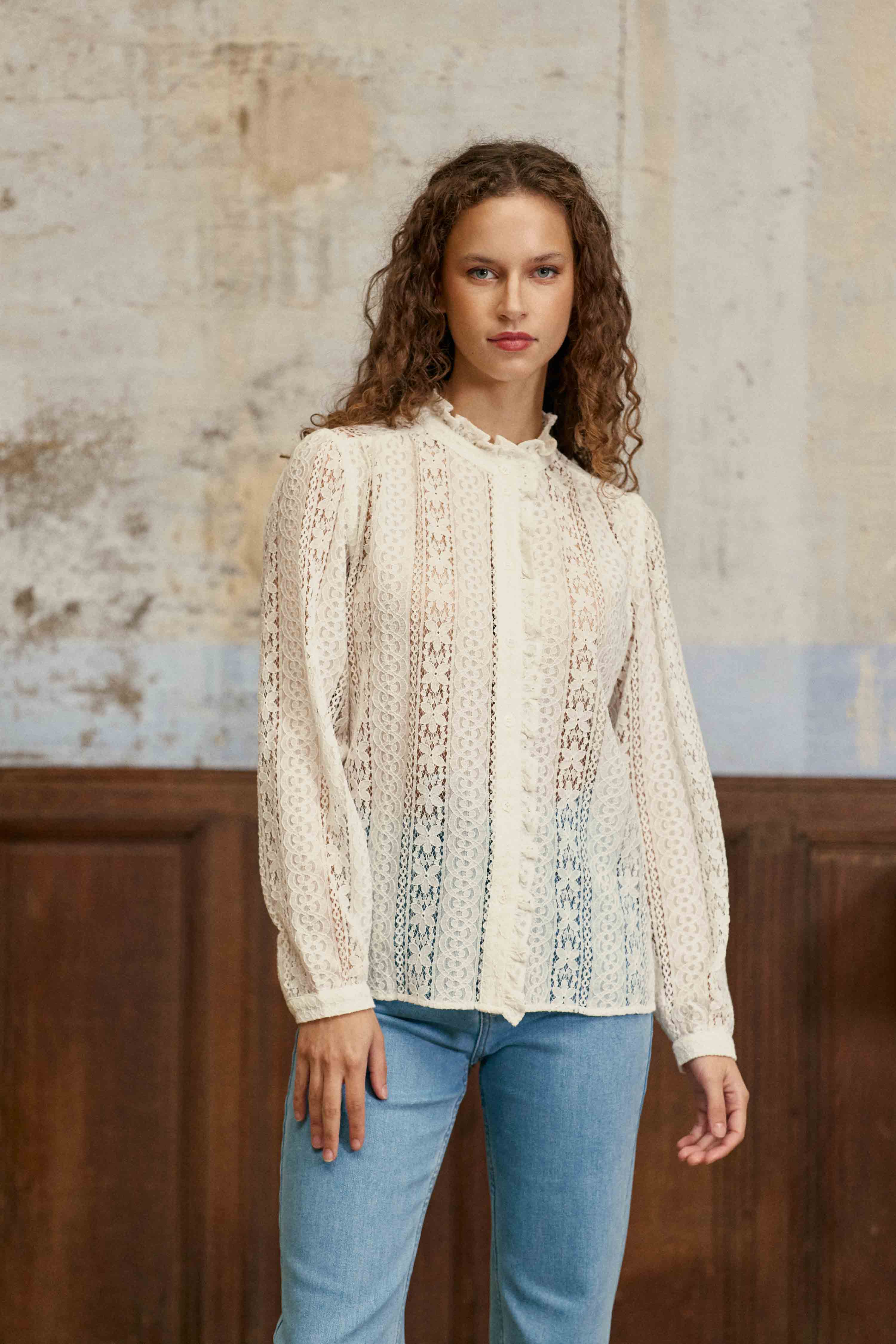 Blouse en dentelle col officier écrue – Besma