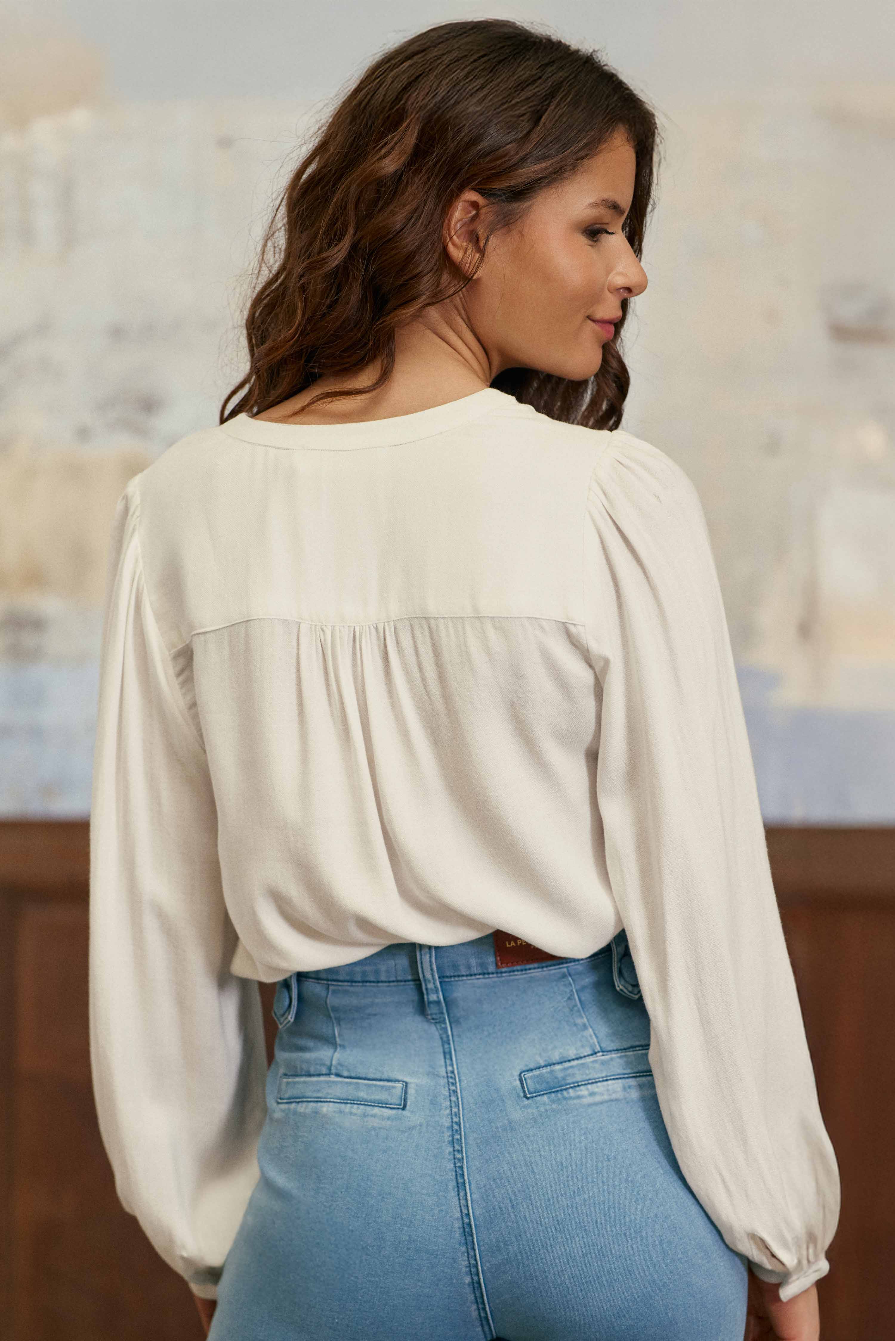 Flowy blouse with ecru mandarin collar – Birdy