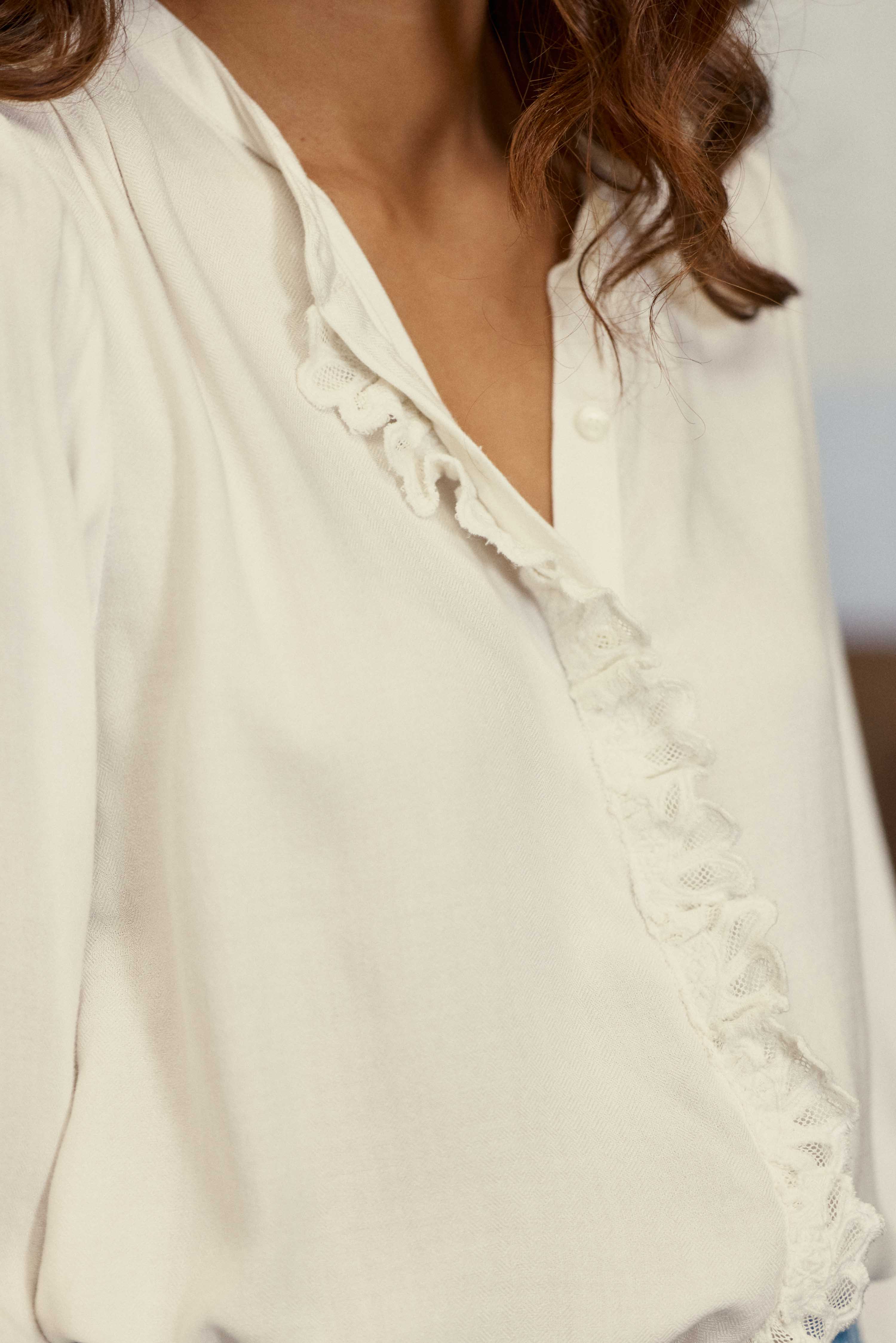 Flowy blouse with ecru mandarin collar – Birdy