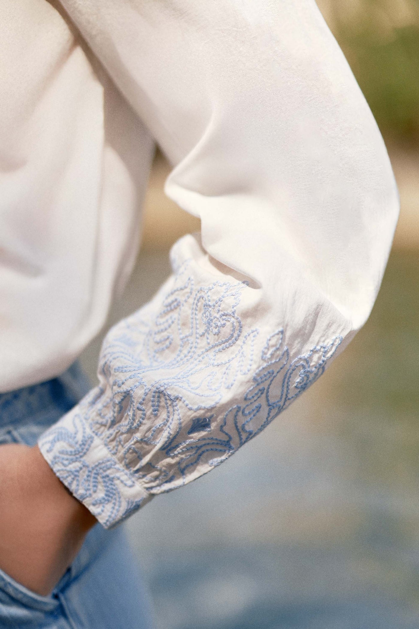 Straight blouse with white embroidered details - Bloy