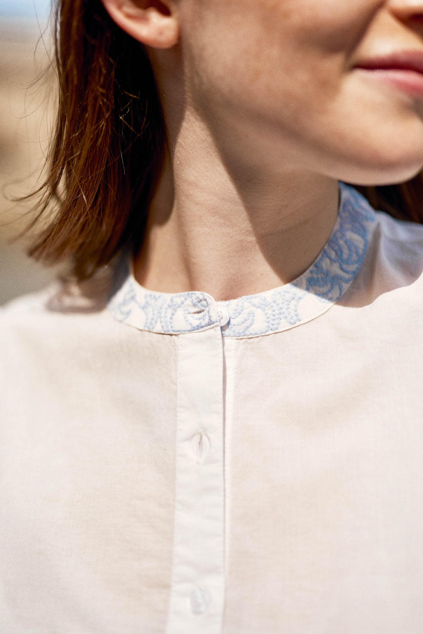 Straight blouse with white embroidered details - Bloy