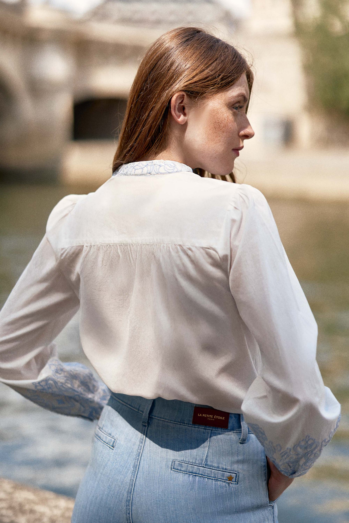 Straight blouse with white embroidered details - Bloy