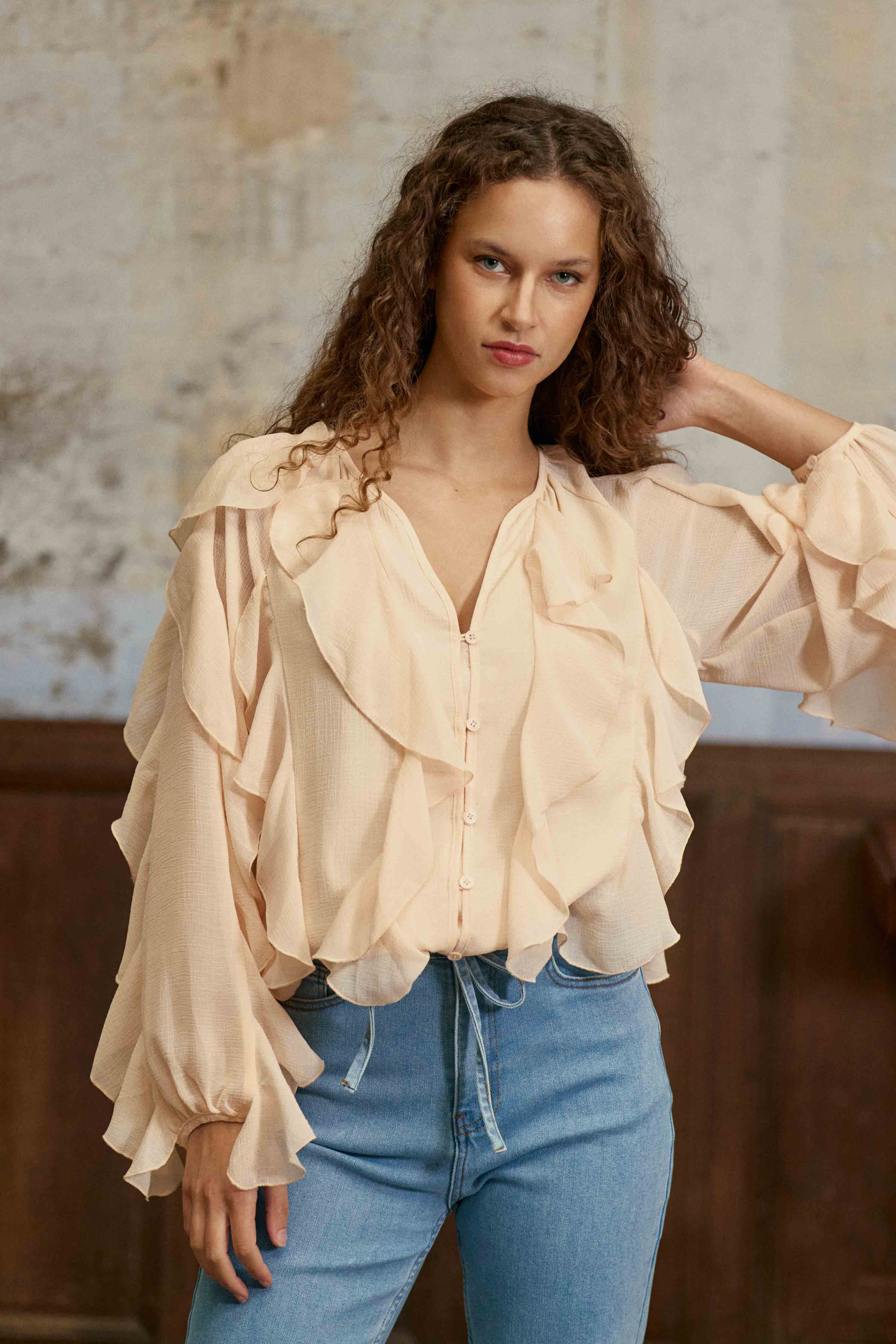 Blouse à volants effet gaufrée poudre – Bolta