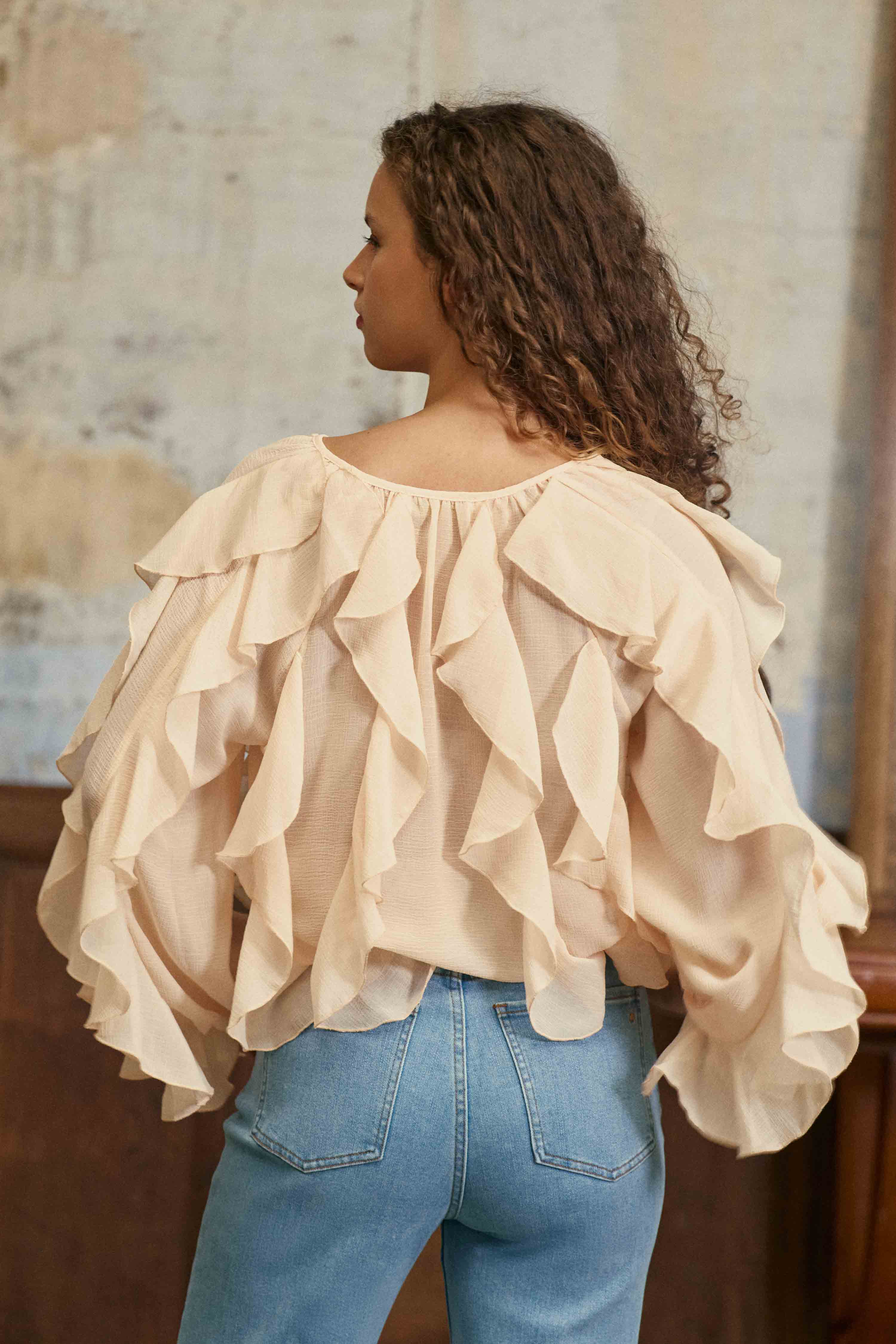 Blouse à volants effet gaufrée poudre – Bolta
