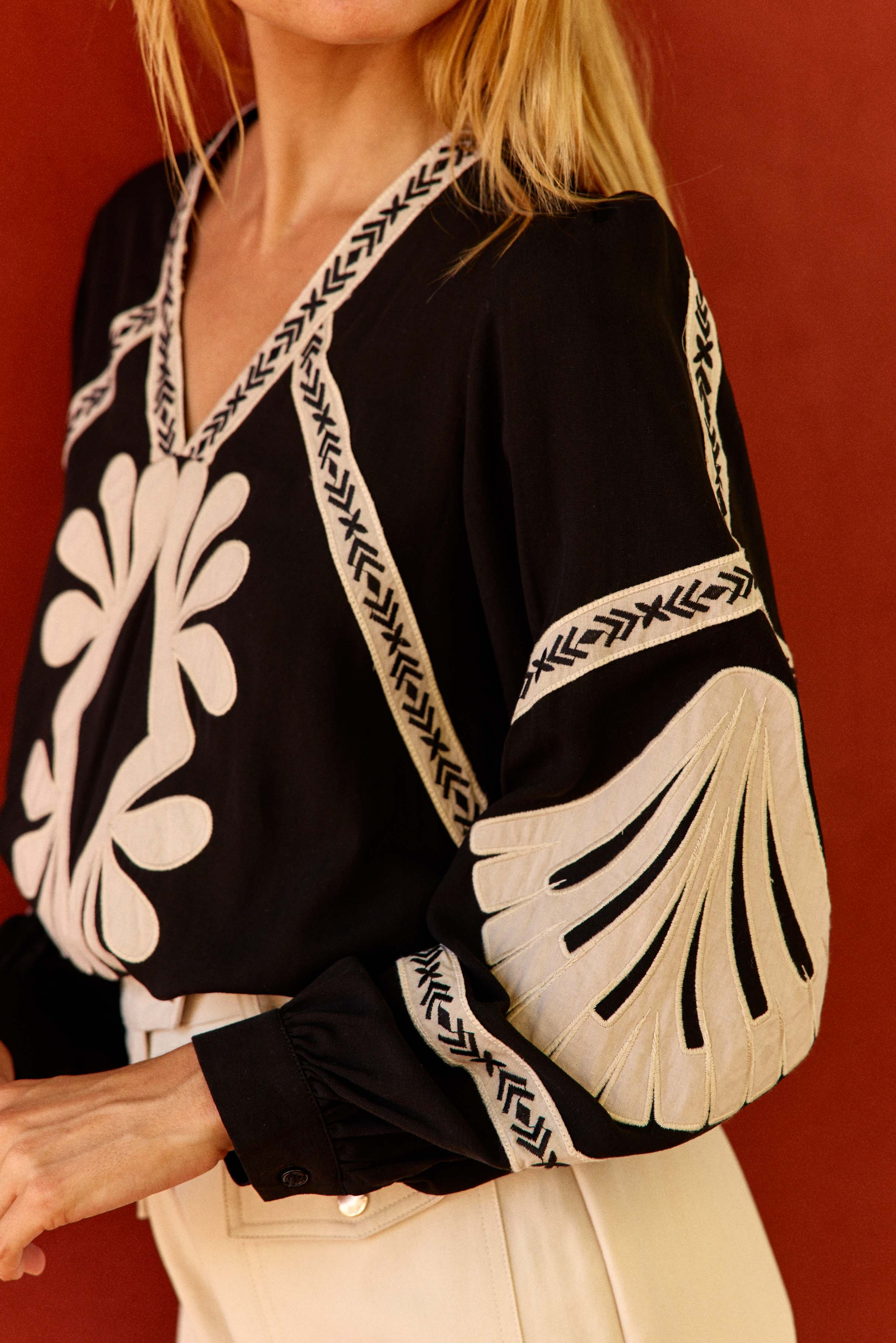 Brez - Straight blouse with embroidery