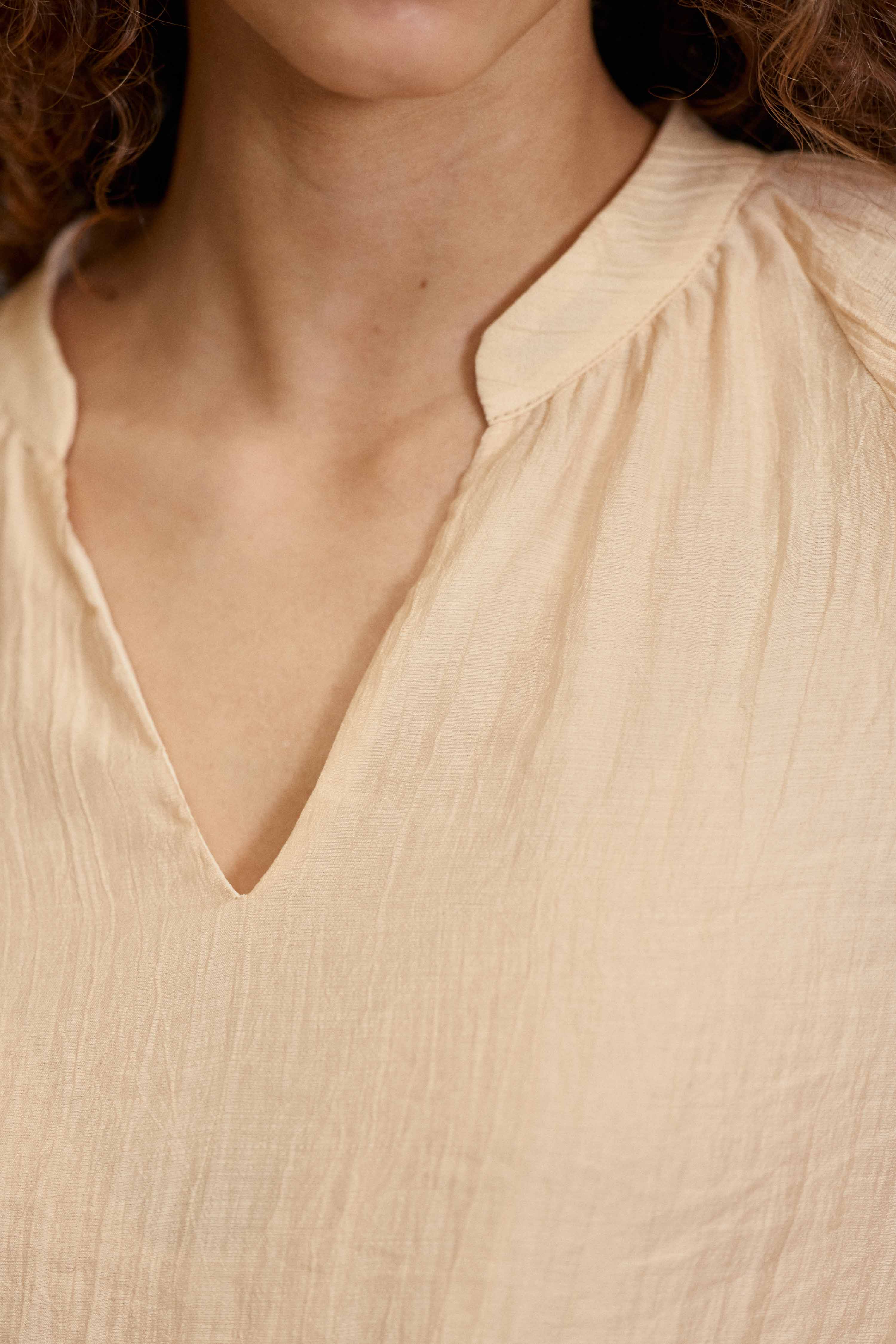 Blouse effet froissée manches à volants poudre – Brieta