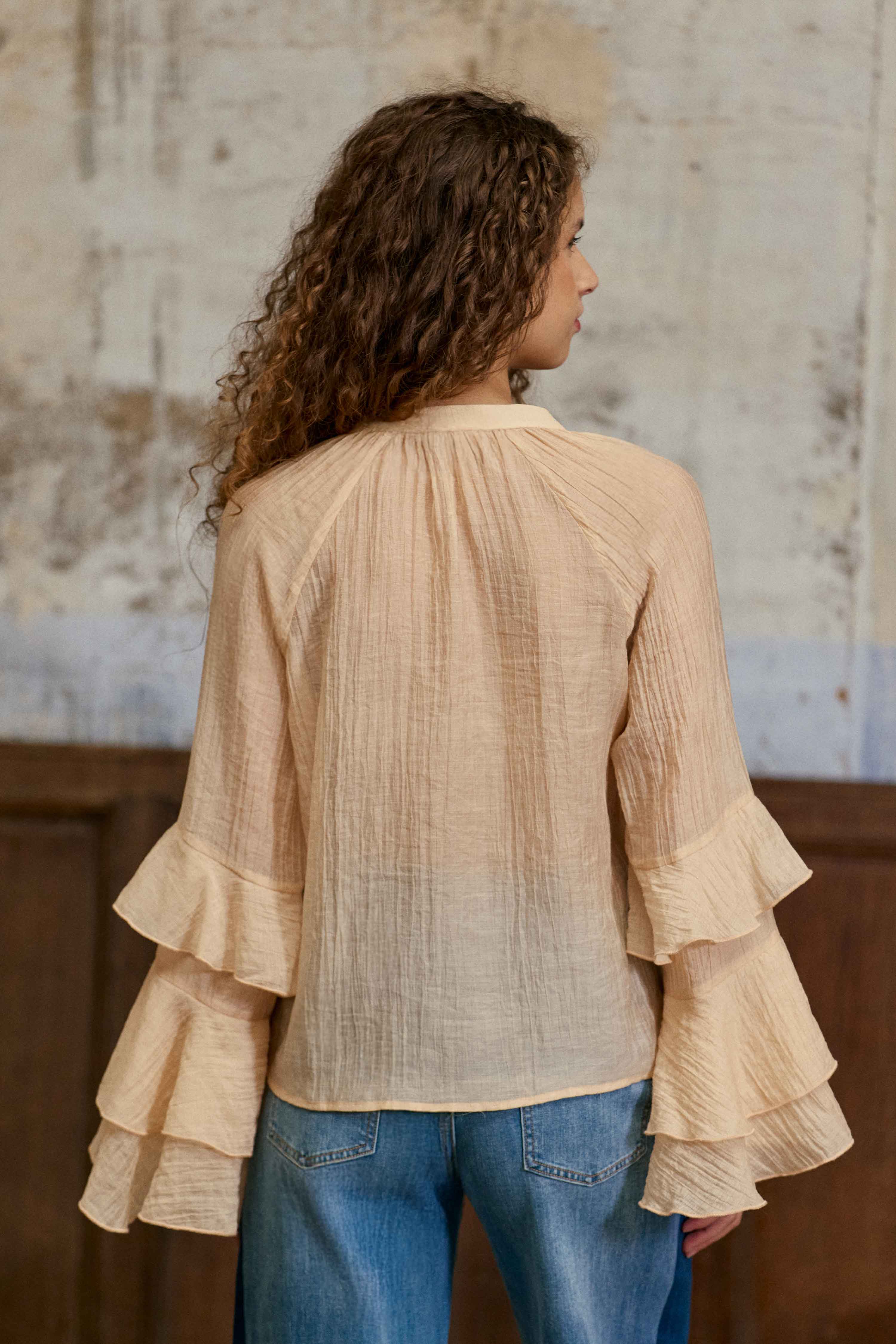 Blouse effet froissée manches à volants poudre – Brieta