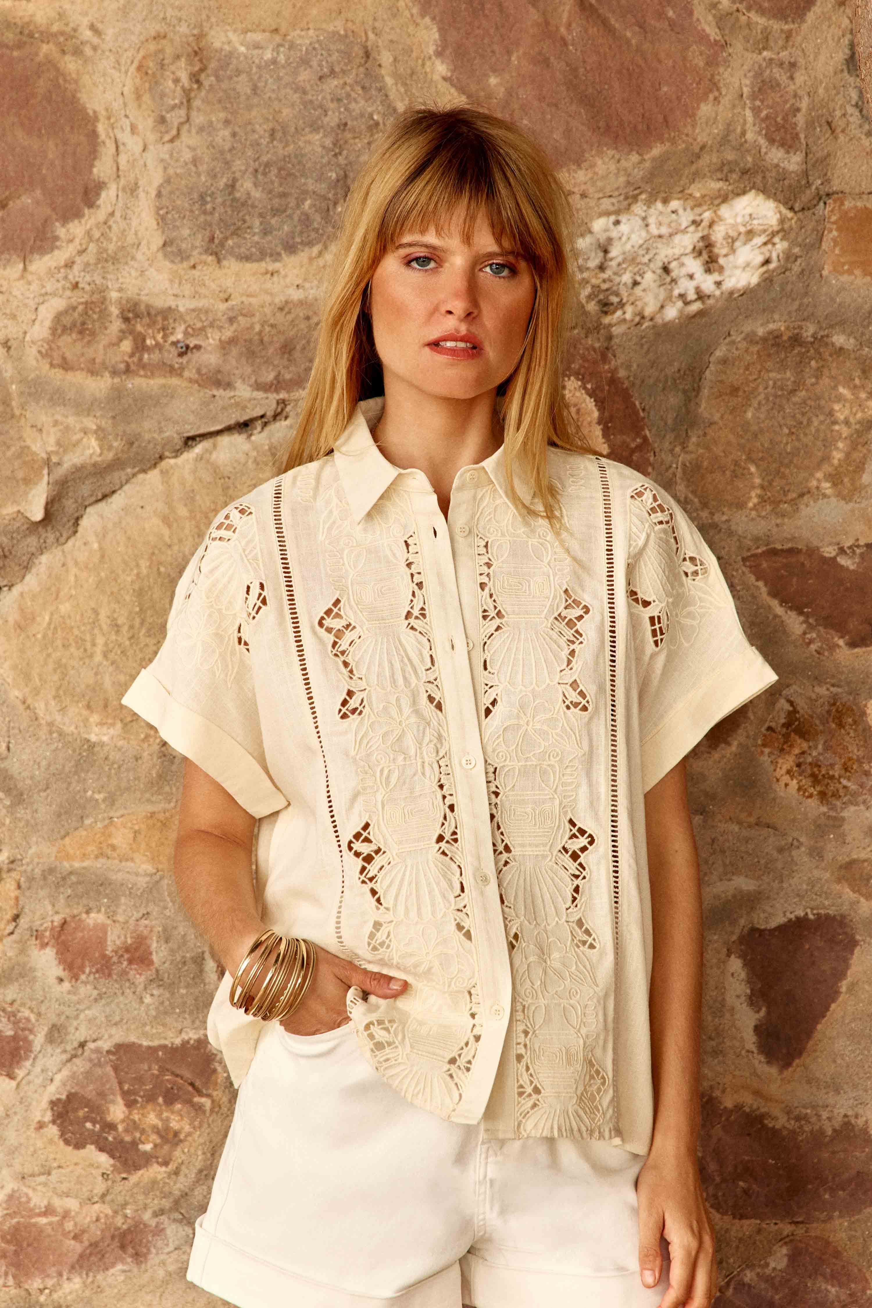 Cheryl – Bluse mit Lochstickerei