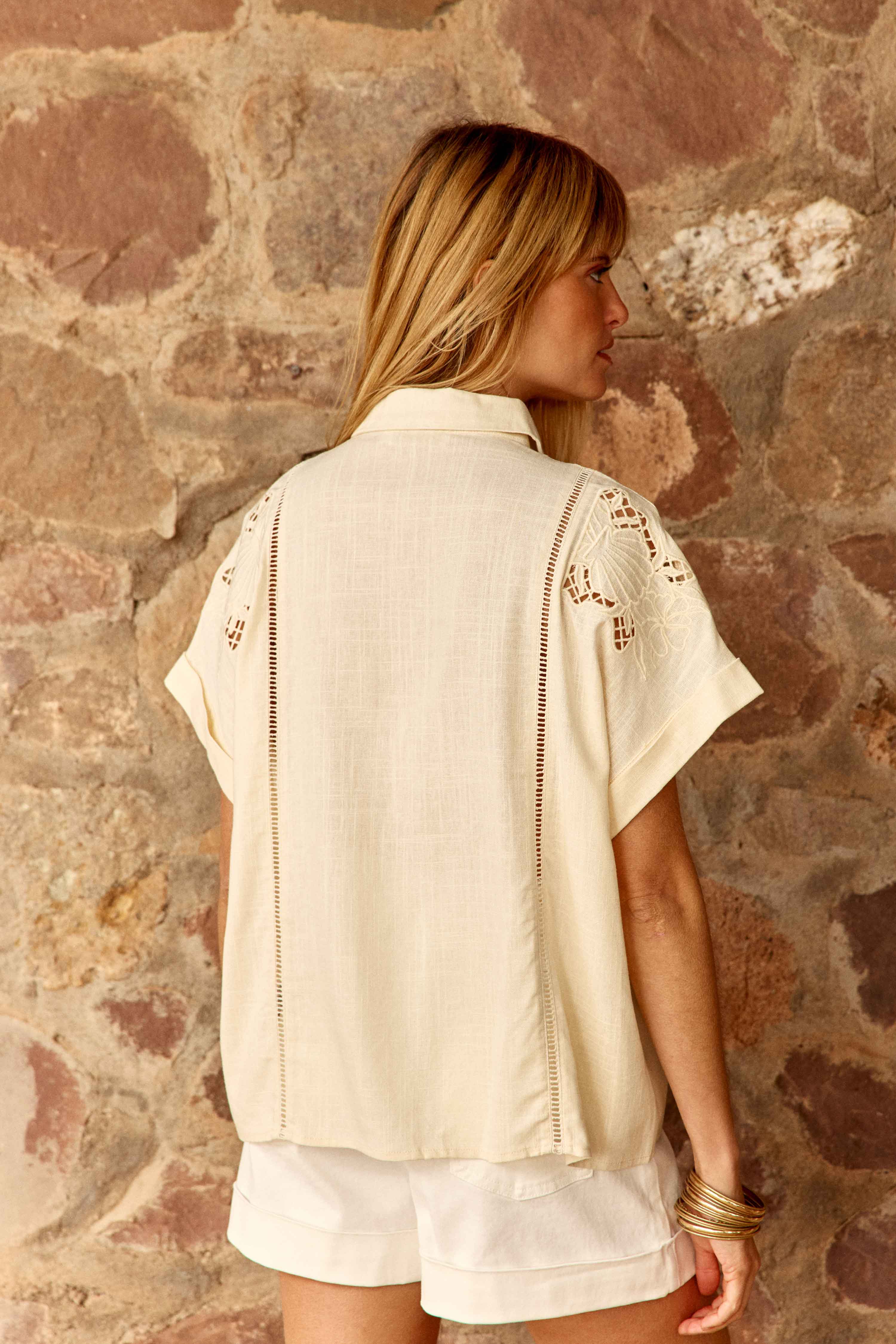 Cheryl – Bluse mit Lochstickerei