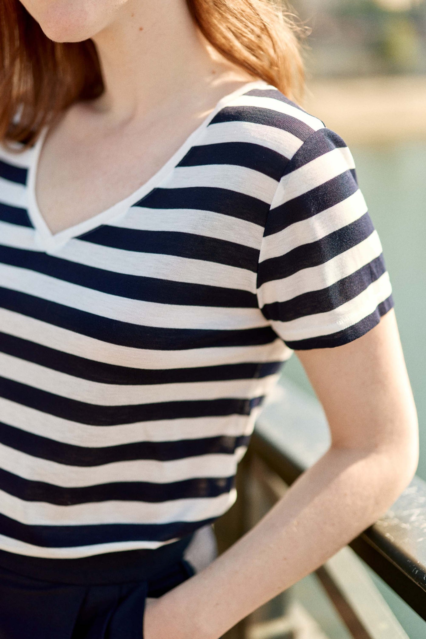 T-shirt col V à rayures écru/marine - Elvie
