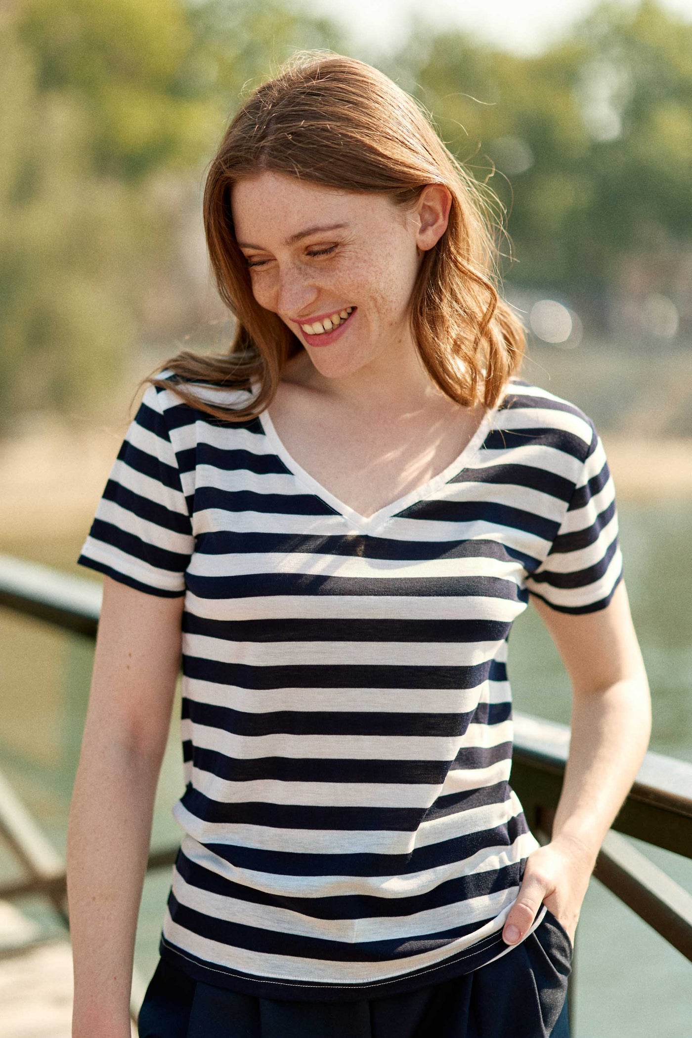 T-shirt col V à rayures écru/marine - Elvie