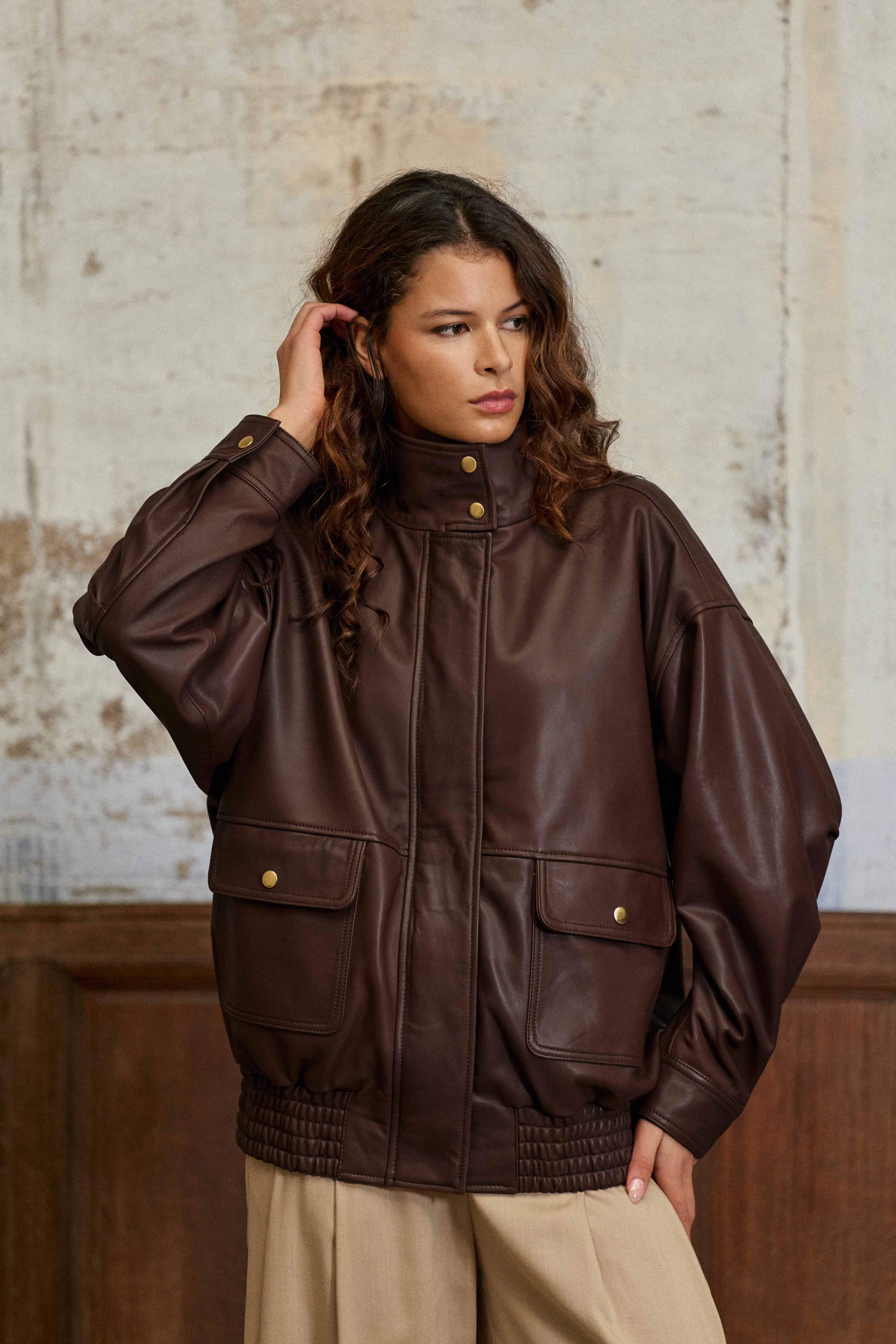 Veste en cuir oversize col montant marron – Floy