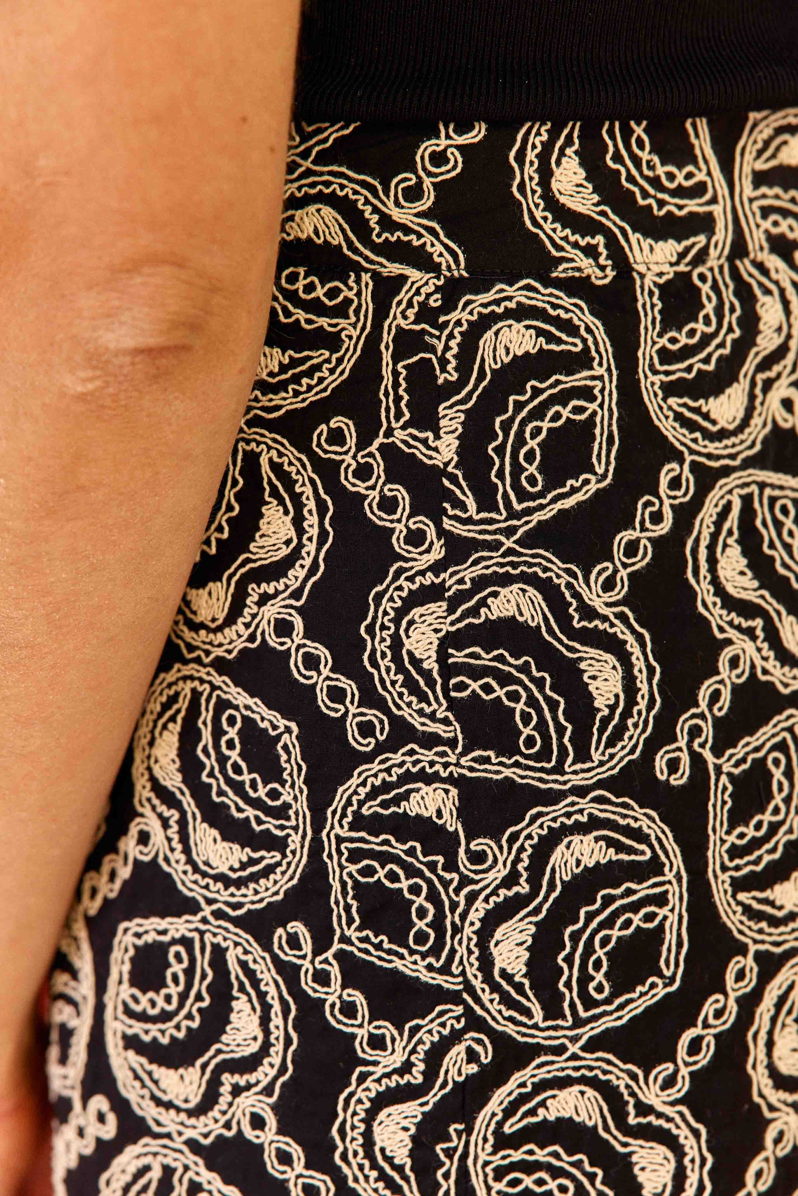 Jusy - Embroidered short skirt
