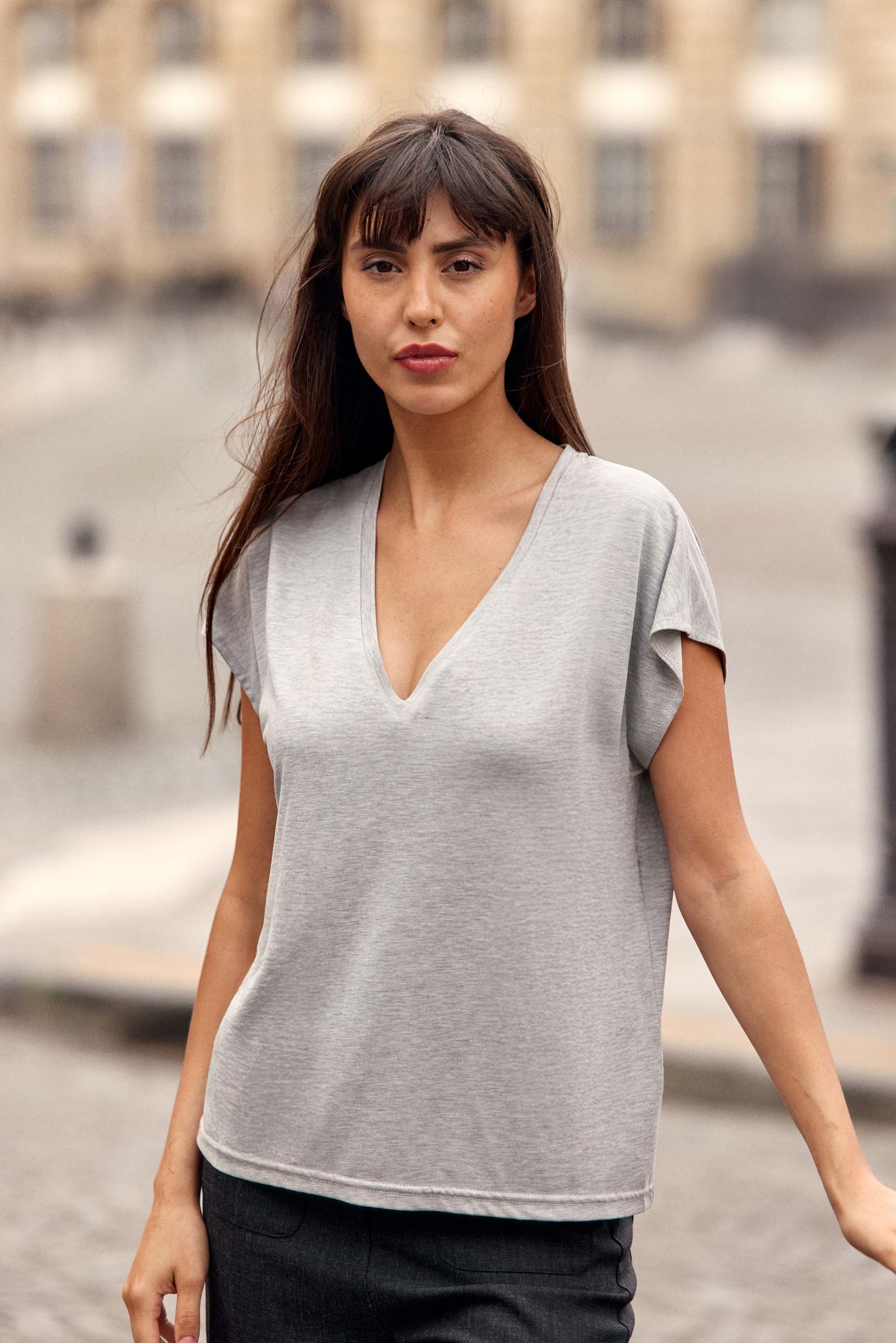 Women's loose-fitting gray V-neck T-shirt Marcelina LA PETITE