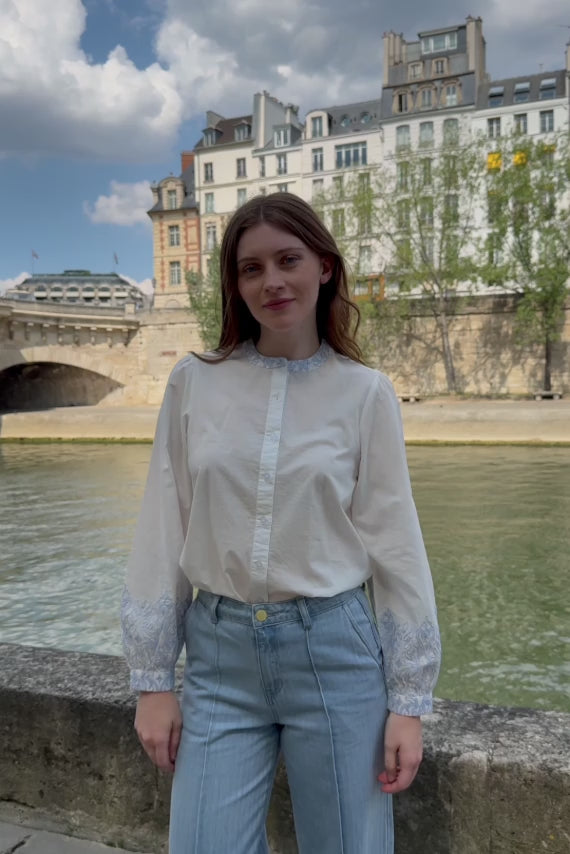 Straight blouse with white embroidered details - Bloy