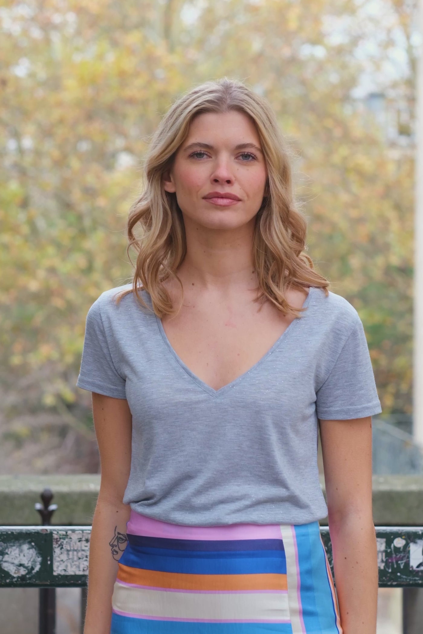 T-shirt col V gris - Elvie